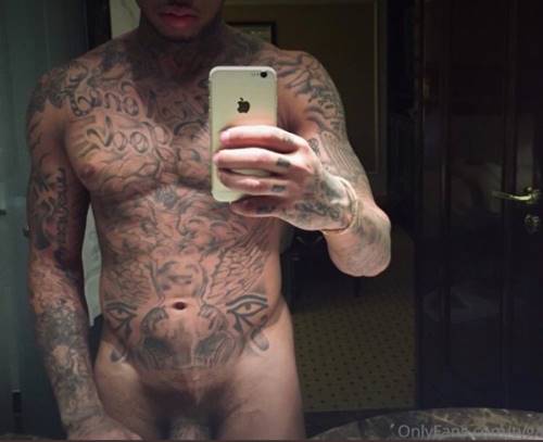 Rapper Tyga pelado em foto mostrando parte do pênis - Famosos nus