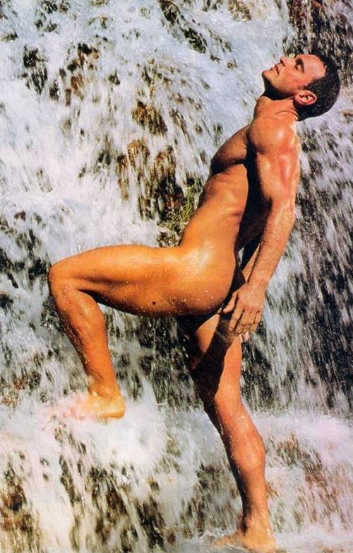 Mateus Carrieri pelado na cachoeira na G Magazine