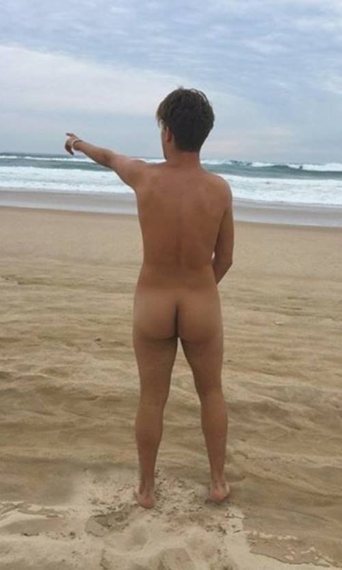 Youtuber Luis Mariz pelado na praia mostrando a bunda