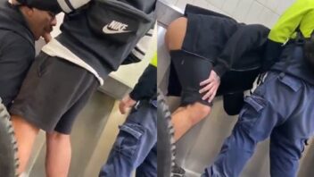 Boquete gay em vários machos no banheiro público