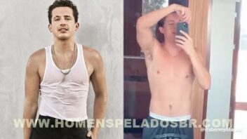 Charlie Puth sem camisa em vídeo no Instagram