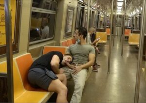 Rafael Alencar e outro dotadão trocando boquete no metrô
