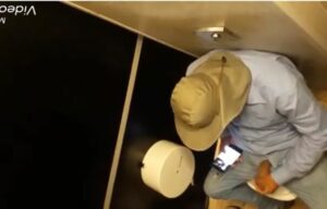 Homem hétero batendo bronha no banheiro do shopping