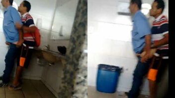 Banheirão: Cobrador é flagrado dando o cu no banheiro
