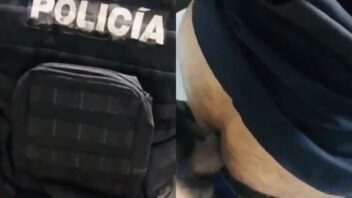 Machos Ao Natural: Policial hétero dando o cu