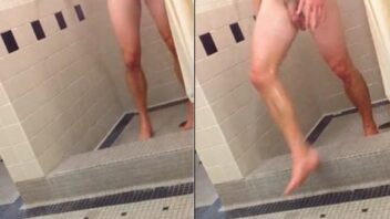 Rapaz gostoso tomando banho nu na academia