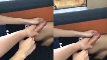 Masturbando o moleque dotado no metrô