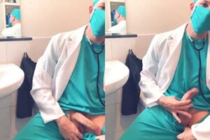 Médico bantendo punheta durante expediente