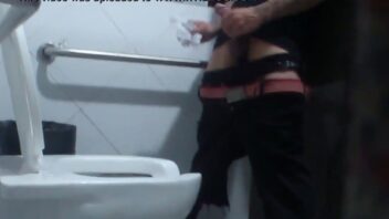 Flagrando homem batendo punheta no banheiro publico