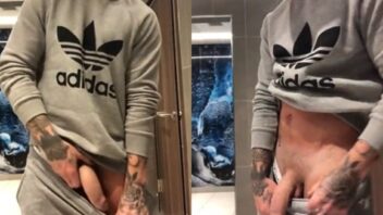 Macho tatuado roludo na bronha no banheiro público