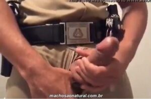 Policial batendo punheta em pornô amador