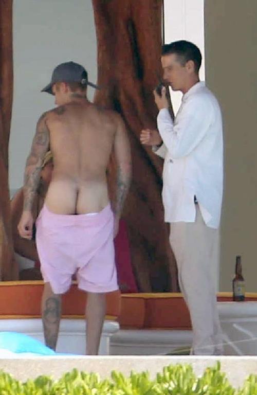 Justin Bieber pelado mostrando a bunda.