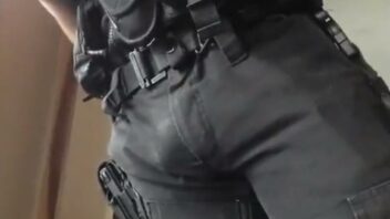 Policial excitado com o pênis marcando na calça