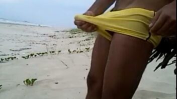 Baixinho batendo punheta na praia