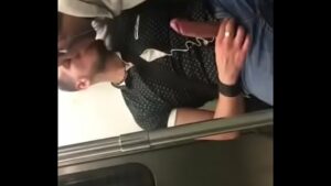 Fazendo boquete no macho roludo no metrô em filme gay