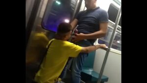 Gay fazendo boquete no homem no metrô público