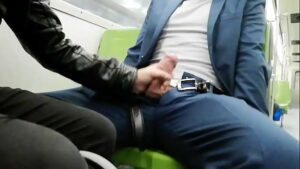 Masturbando e mamando o executivo no metrô