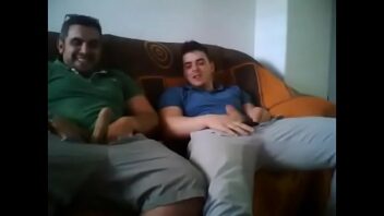 Tio e sobrinho dotados batendo punheta gay na webcam