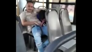 Tio safado colocou o sobrinho para mamar no ônibus
