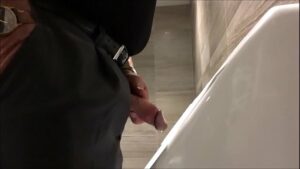 Vídeo gay mostra homens velhos mijando no banheirão