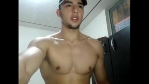 Boy lindo, novinho e sarado se masturbando na webcam