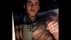 Boy tatuado famoso da internet na bronha