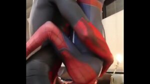 Deadpool e Homem-Aranha trocando boquete em vídeo