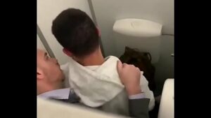 Executivo fodendo o cu do garoto no banheiro em vídeo do Xvideos