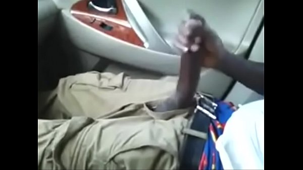 Homem negão roludo batendo punheta no carro