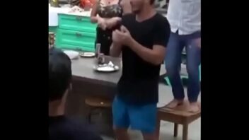 João Zoli com o pênis balançando na roupa