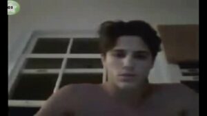 Vídeo de ator famoso pelado e batendo punheta