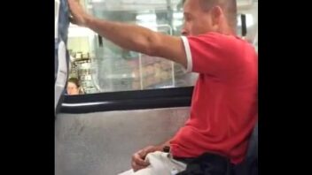 Homem de pau duro no ônibus em flagra gay