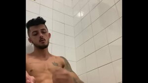 Moleque brasileiro dando aquela aliviada no banheiro