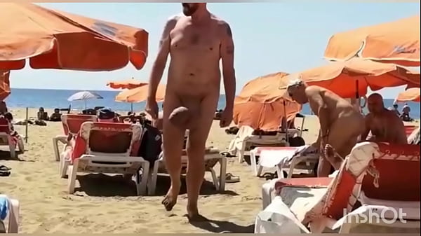 Homem do pau enorme nu na praia exibindo sua piroca