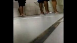 Adolescentes gay fodendo no banheiro