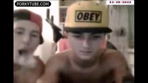 Amigos se pegando na webcam gay