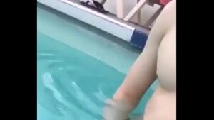 Ator porno gay na piscina