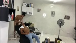 Barbeiro transando com cliente gay