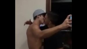 Beijando amg gay