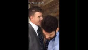 Beijo gay porno mordeno a barba homens gif