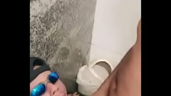 Boneca ativa arrombando amigo gay no banheiro porno