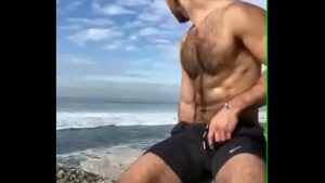 Boy gay brasileiro na praia