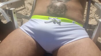 Boy gay de sunga na praia