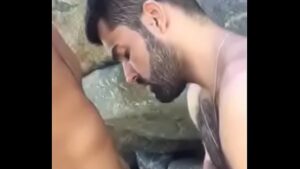 Cachorro fazendo boquete em homem gay