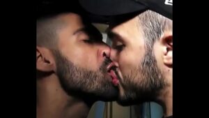 Casal de namorados gays dando beijo quente