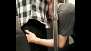Chupando no metro gay