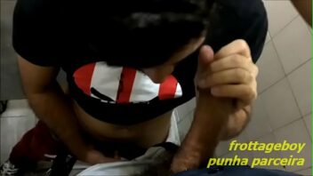Chupando policial no banheiro publico gay brasileiro