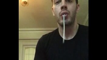Chupando rola fazendo gozar na boca video sexo gay
