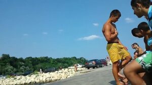 Cueca marcando na praia gay