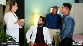 Diego barrostransando com homens gay